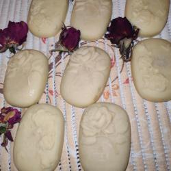 Rózsaszirmos szilárd testápoló tömb